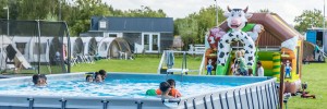 Gezinnen die nauwlijks rond kunnen komen kunnen een week genieten op deze tijdelijke camping op de Acterweg. © Nico Schouten - Zoetermeer 15 augustus 2023 - Foto Nico Schouten - AR20230815-0018
