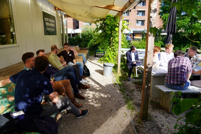 Areopagus Young theologie op het terras foto 9 web