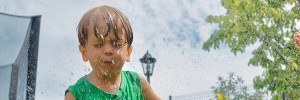 kind met water