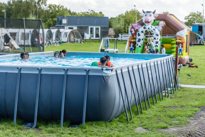 Gezinnen die nauwlijks rond kunnen komen kunnen een week genieten op deze tijdelijke camping op de Acterweg