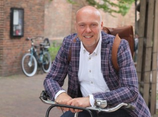 Zelf fiets Pieter liggend